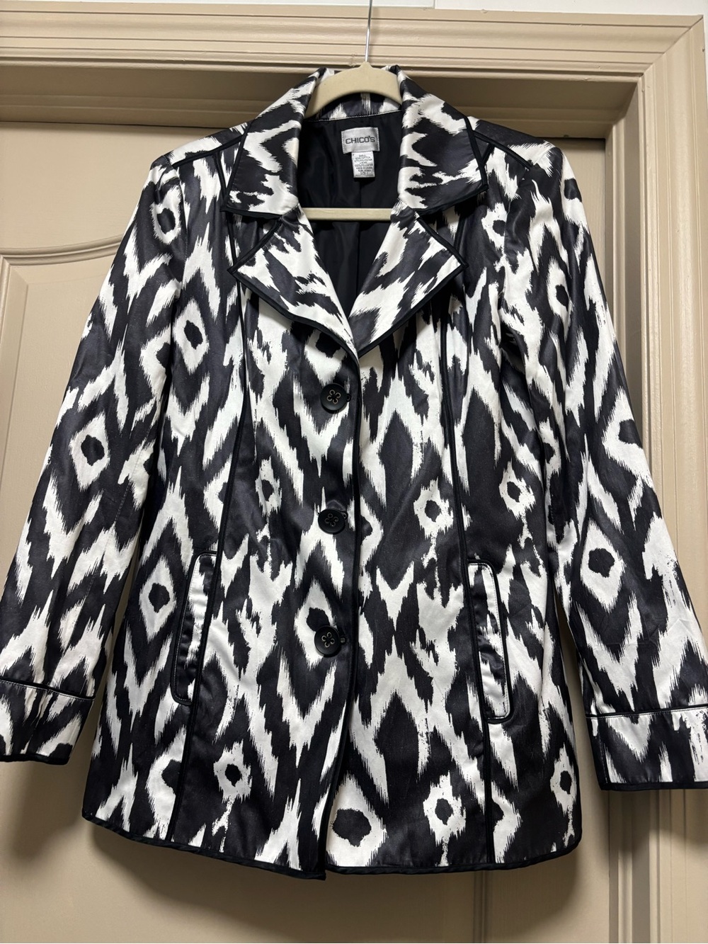 Women’s Chico’s black and white jacket/blazer/trench size 1
